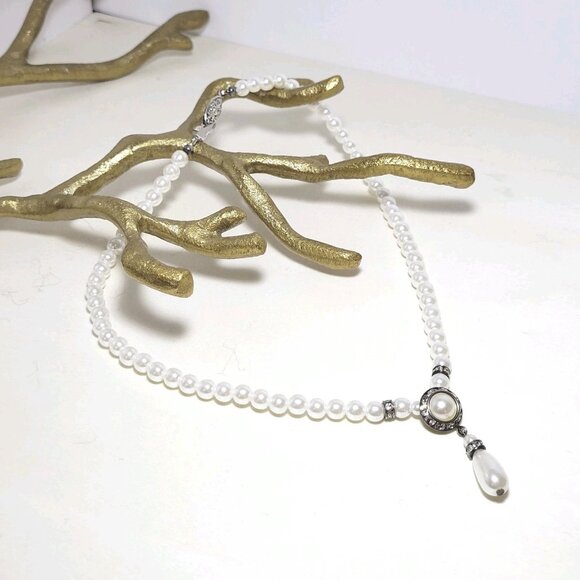 Vintage 16 Inch Faux Pearl Necklace With Ornate Clasp possibly silver. - Picture 9 of 12